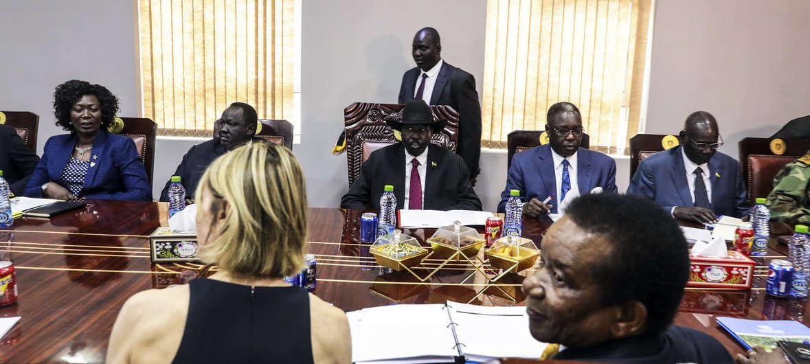 أعضاء مجلس الأمن الدولي (في مقدمة الصورة) يلتقون برئيس جنوب السودان سلفا كير (في الوسط) في جوبا.
