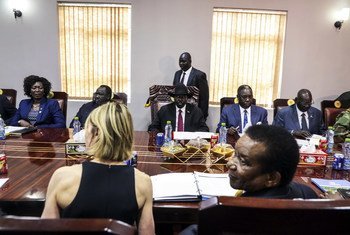 أعضاء مجلس الأمن الدولي (في مقدمة الصورة) يلتقون برئيس جنوب السودان سلفا كير (في الوسط) في جوبا.