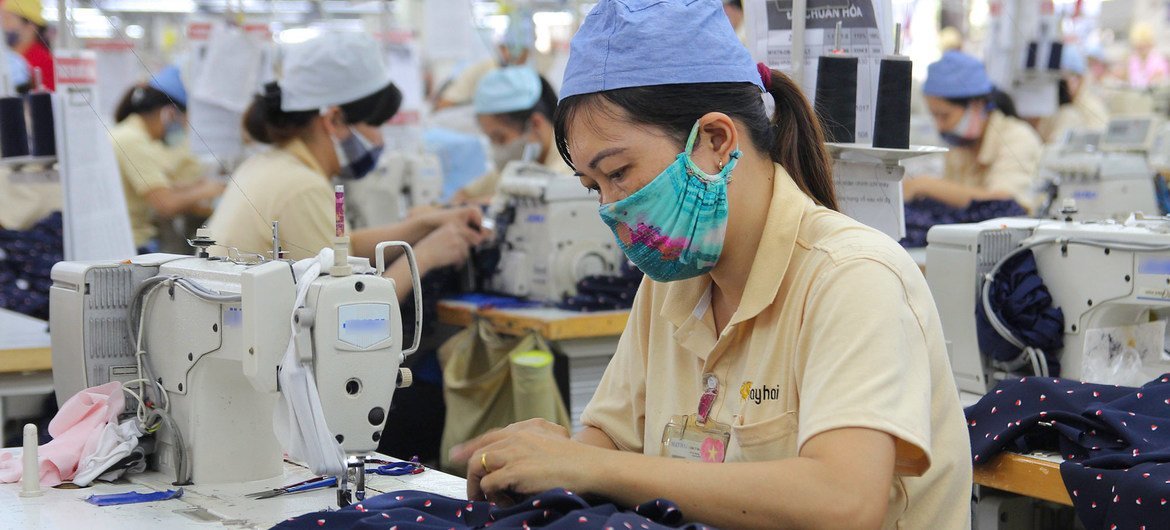 Mujeres trabajan en una fábrica de ropa en Hai Phong, Vietnam, durante la pandemia de COVID-19.