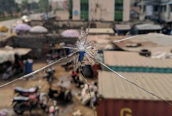 Une rue de Lagos au Nigéria, vue à travers une vitre brisée.