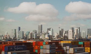 Contenedores de carga en un puerto de Miami, en los Estados Unidos.