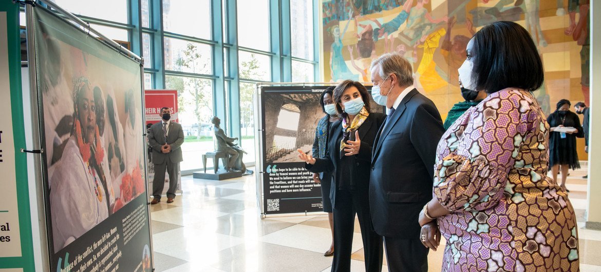 Guterres visitou a exposição multimídia “Em suas mãos: Mulheres tomando posse da paz”