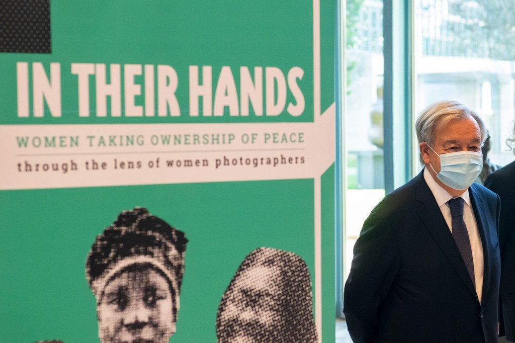 El Secretario General António Guterres visita la exposición fotográfica “In Their Hands: Women Taking Ownership of Peace” (En sus manos: mujeres que se apropian de la pa) en la sede de la ONU, en Nueva York.