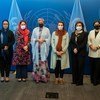 نائبة الأمين العام، السيدة أمينة محمد، والمديرة التنفيذية لهيئة الأمم المتحدة للمرأة، الدكتورة سيما بحوث، خلال لقاء مع مجموعة من النساء الأفغانيات في نيويورك.