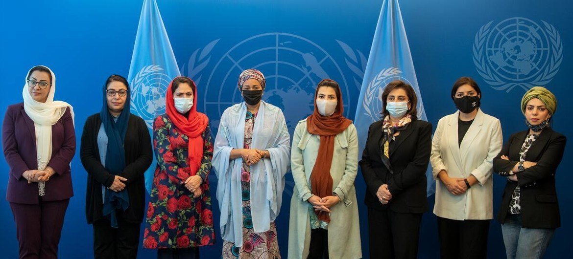 نائبة الأمين العام، السيدة أمينة محمد، والمديرة التنفيذية لهيئة الأمم المتحدة للمرأة، الدكتورة سيما بحوث، خلال لقاء مع مجموعة من النساء الأفغانيات في نيويورك.