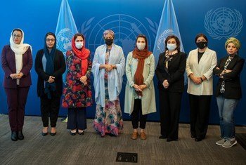 نائبة الأمين العام، السيدة أمينة محمد، والمديرة التنفيذية لهيئة الأمم المتحدة للمرأة، الدكتورة سيما بحوث، خلال لقاء مع مجموعة من النساء الأفغانيات في نيويورك.