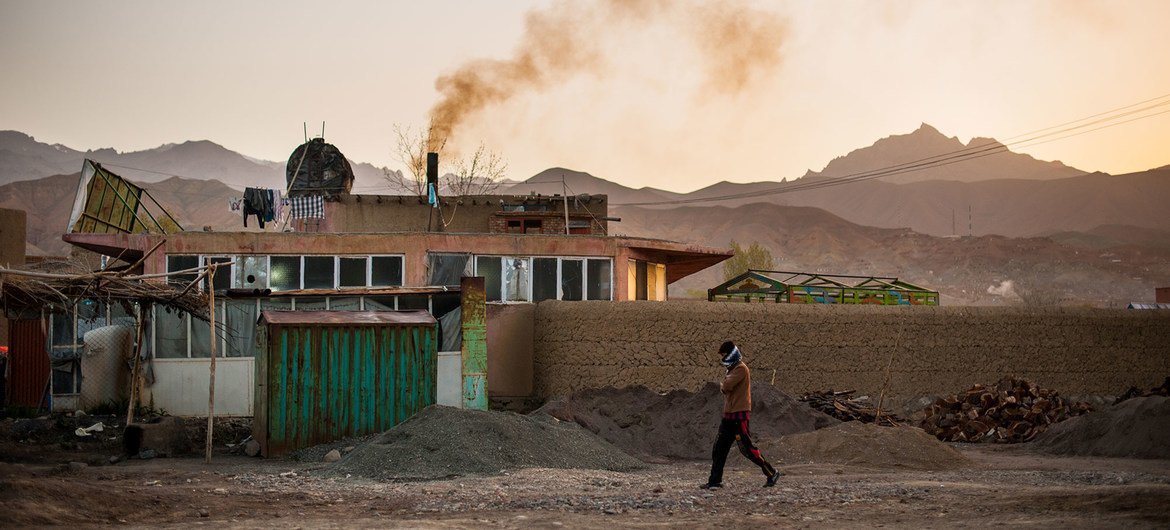  As fortes chuvas, que caíram antes do terremoto, deixaram as casas feitas de tijolos de barro mais vulneráveis aos danos