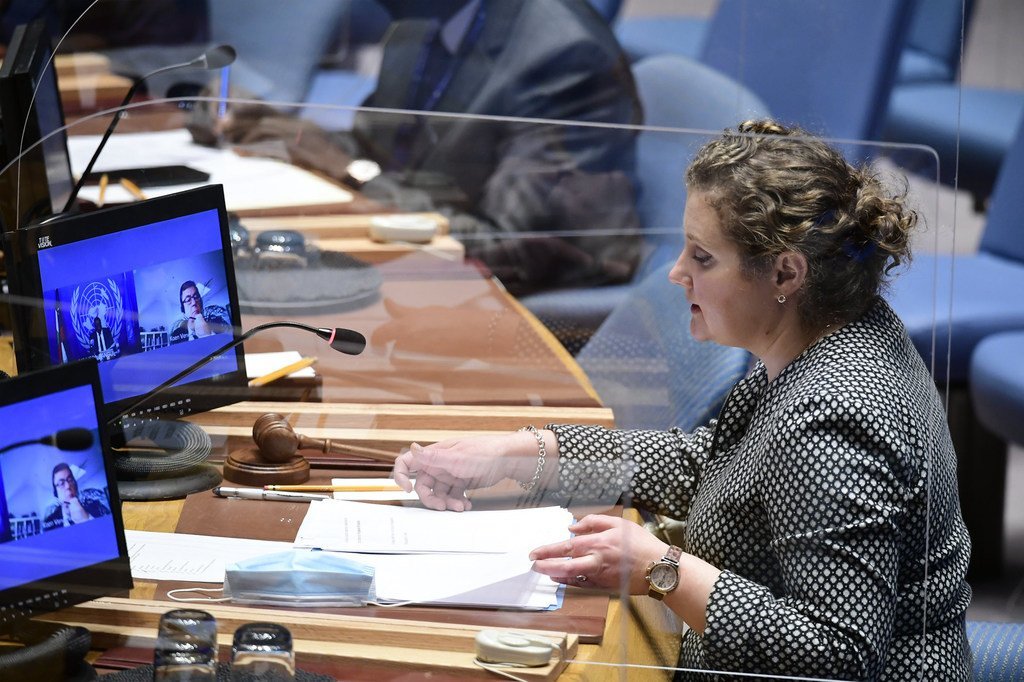 10月19日，俄罗斯常驻联合国副代表叶夫斯京格聂耶娃出席联合国安理会会议。为防控新冠疫情，安理会会议厅内加装了透明隔板。