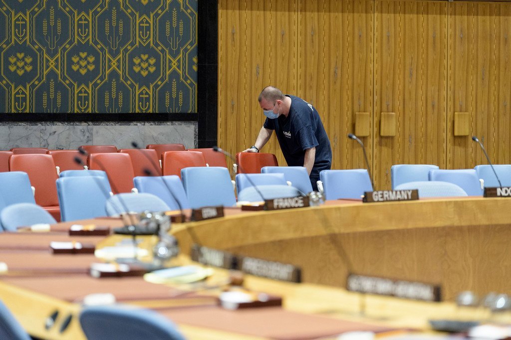 联合国工作人员正在对安理会会议厅进行清洁消毒。