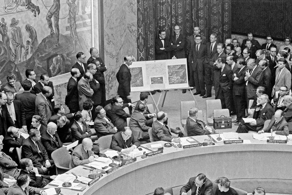 美国代表在1962年10月的一次安理会会议期间展示地图和照片，美国称这些地图和照片显示出古巴导弹装置的所在位置。