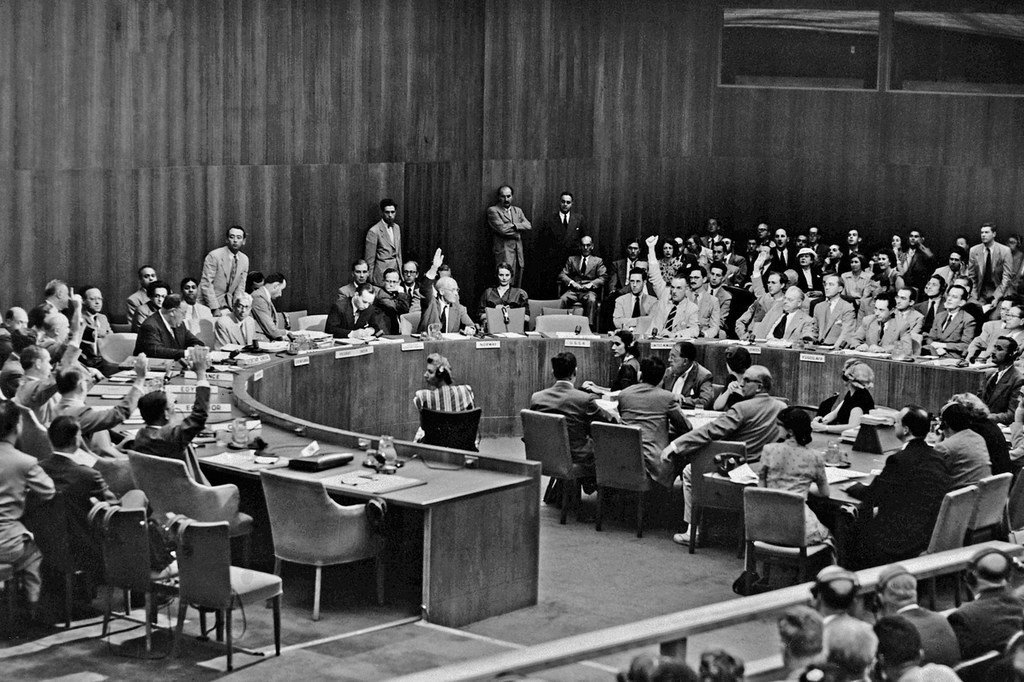 1950年6月，安理会通过82号决议，表示鉴于北朝鲜未将军队撤至北纬三十八度，“建议联合国会员国给与大韩民国以击退武装攻击及恢复该区内国际和平与安全所需之援助。”苏联缺席了此次会议，决议以七票赞成、一票反对（南斯拉夫）得到通过，“为59个联合国成员国无保留的军事行动铺平了道路”。