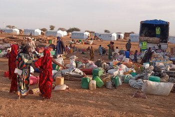 Des réfugiés maliens retournent au camp de Goudoubo au Burkina Faso qu'ils avaient quitté en raison de l'insécurité.