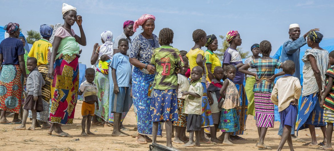 نازحون في بوركينا فاسو يتجمعون في أحد المخيمات شمال شرق البلاد.