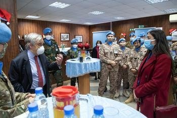 联合国秘书长安东尼奥·古特雷斯在联黎部队总部与语言助理阿亚·法尔哈特交谈。