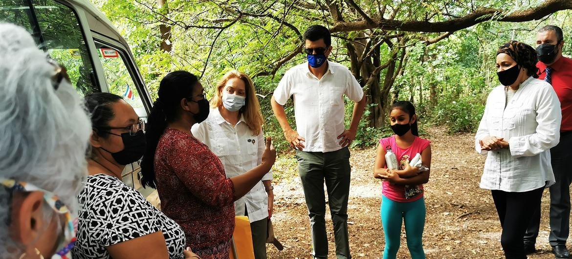 La Vicesecretaria General de las Naciones Unidas, Amina Mohammed (derecha), visita el bosque de manglares de Cuajiniquil en Guanacaste, Costa Rica, para hablar con mujeres líderes que trabajan para protegerlo.