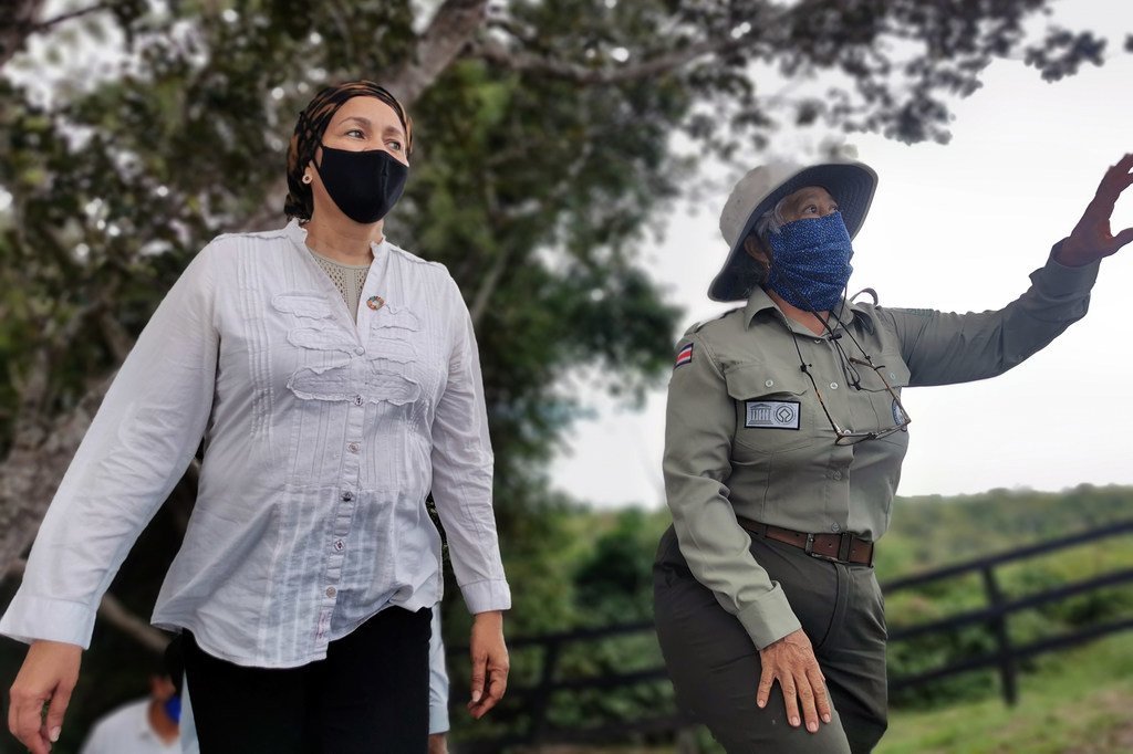 María Chavarría, una apasionada bióloga del Parque Nacional Santa Rosa de Guanacaste, explicó a la Vicesecretaria de ONU, cómo el trabajo de las comunidades es clave para la protección ambiental y la recuperación del bosque en el parque.