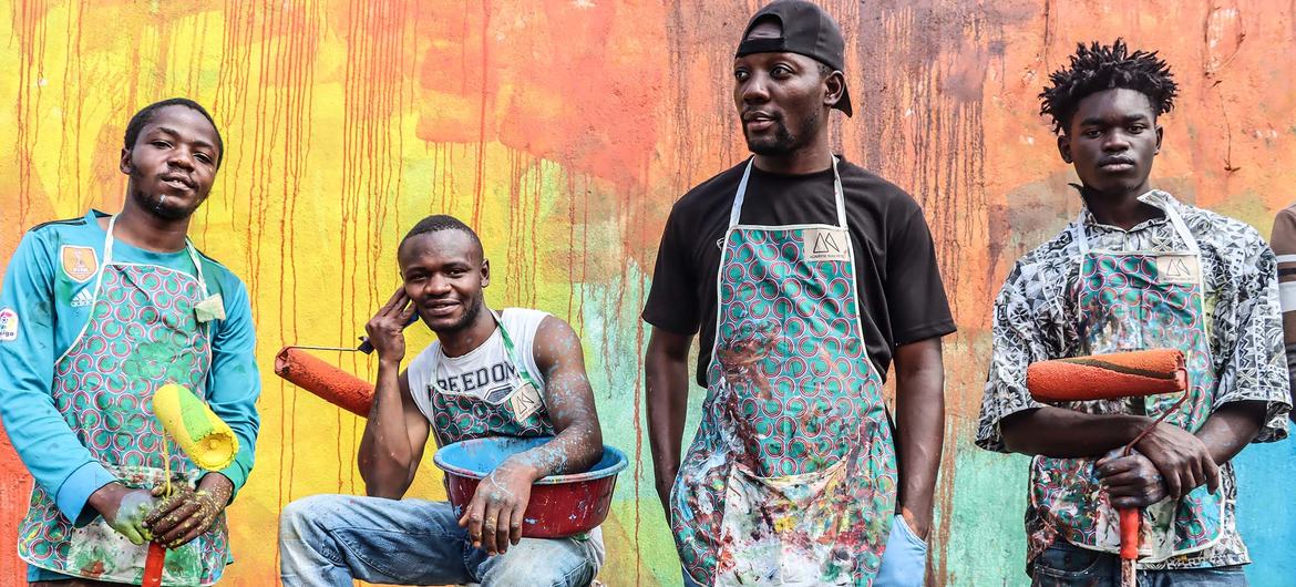 Léon Shika, Christian Mbevarts, Christian Iturab et Nicolas font partie de ces jeunes  artistes peintres du projet Vipaji « Jeunes, ensemble construisons notre pays », à Goma, en République démocratique du Congo.