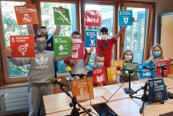 Des jeunes de l'équipe d'Eco Radio, la Radio 100% développement durable du Collège Vincent Van Gogh de Blénod-lès-Pont-à-Mousson près de Nancy en France