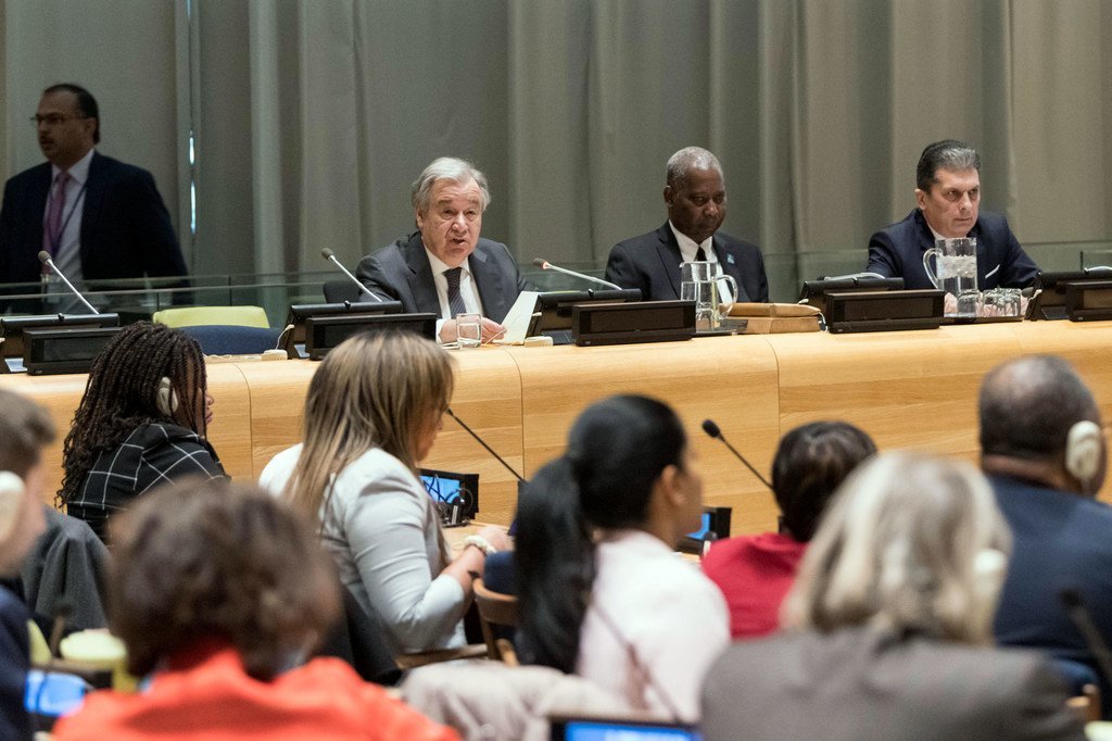 秘书长古特雷斯（左）向联合国大会通报了他在2020年的优先事项和联合国组织的工作。