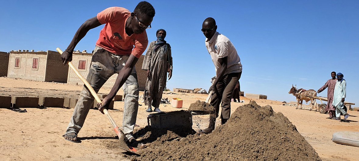 The UN refugee agency has launched cash-for-work programmes which employ youth from host communities in Awaradi, Niger, to make bricks. 
