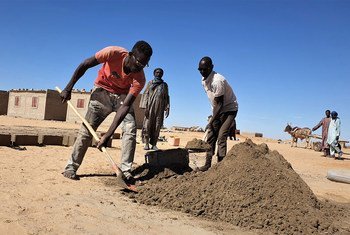The UN refugee agency has launched cash-for-work programmes which employ youth from host communities in Awaradi, Niger, to make bricks. 