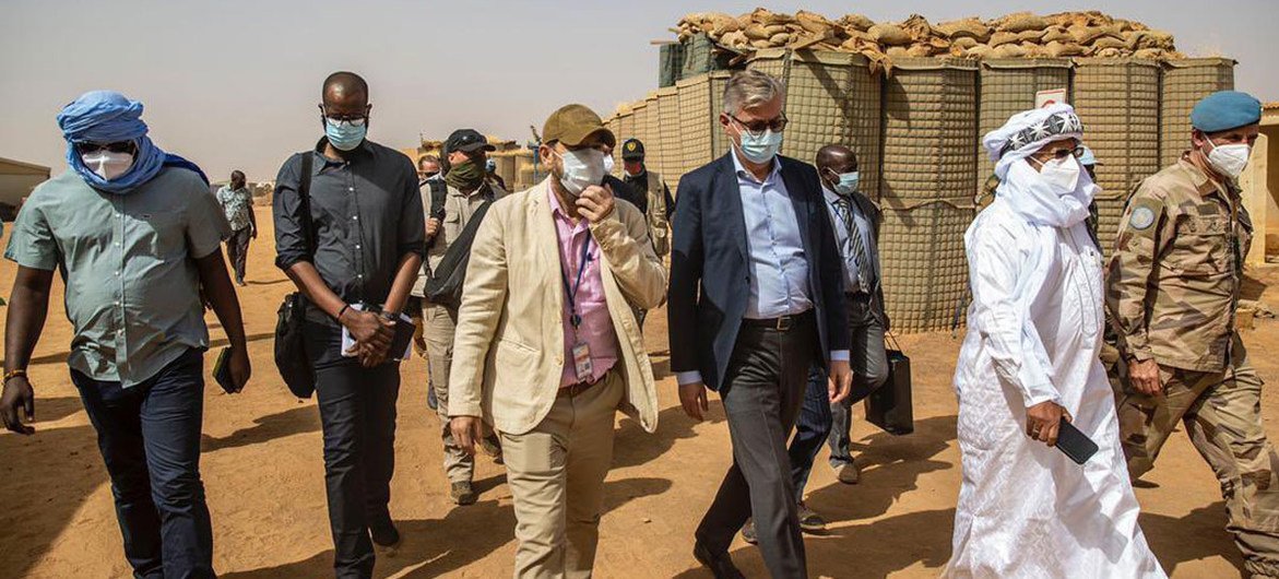 UN peacekeeping chief Jean-Pierre Lacroix, in centre with sunglasses, visited Ménaka, Mali, where he met with the Governor, President of the Interim Authority, armed groups signatories to the peace agreement, civil society and the local commander, among o