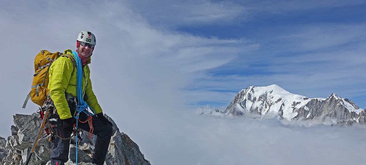 Alpinista brasileiro, Waldemar Niclevicz, nas Grandes Jorasses com o Mont Blanc ao fundo