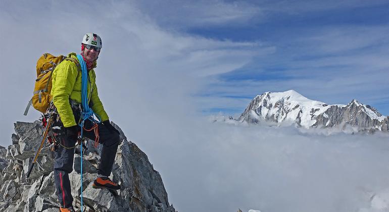 Alpinista brasileiro, Waldemar Niclevicz, nas Grandes Jorasses com o Mont Blanc ao fundo