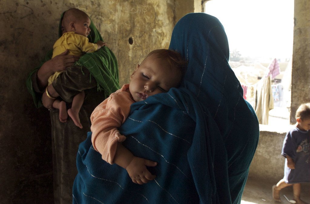 阿富汗北部萨尔普勒省的流离失所妇女和儿童。