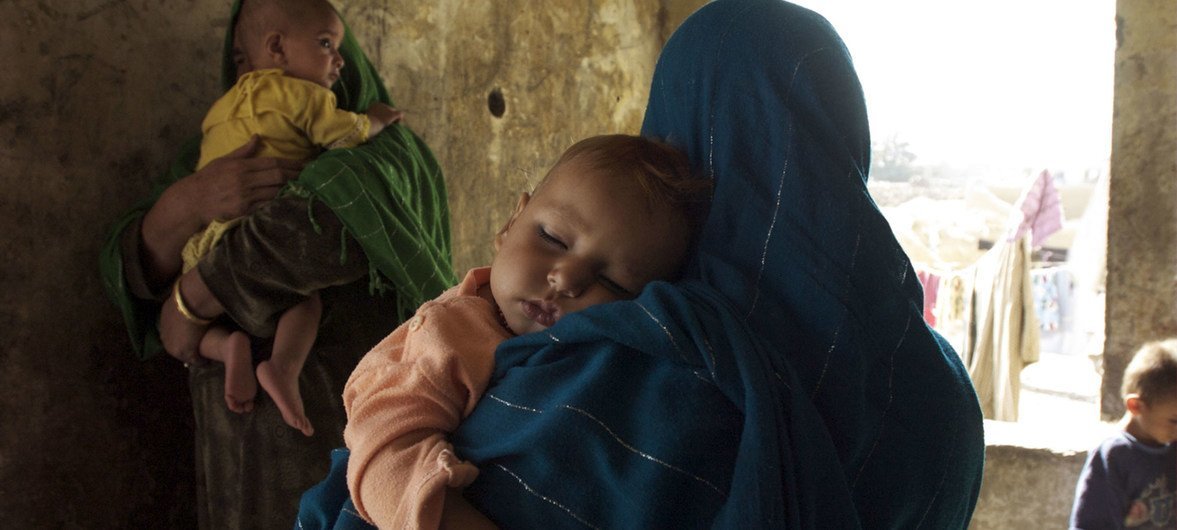  Mulheres e crianças deslocadas na província de Saripul, no norte do Afeganistão.