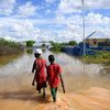 索马里的儿童走过一片遭洪水侵袭的住宅区。