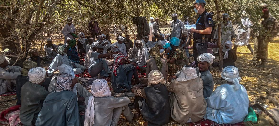 Une équipe conjointe de la Police de l'ONU, de forces centrafricaines et de la MINUSCA, rencontre la population de Kidjidji, pour évaluer la situation sécuritaire.