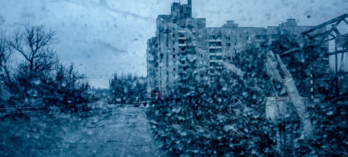 (من الأرشيف) أحد الأبنية المدمرة في أفدييفكا، دونيتسك، أوكرانيا. 