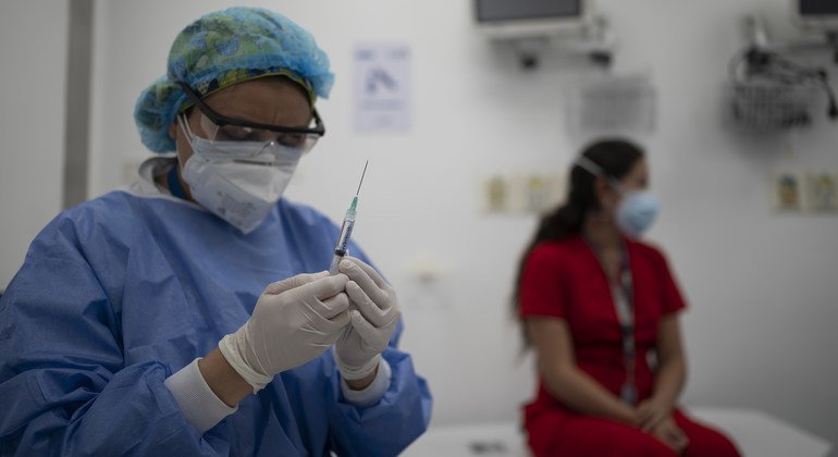 في شباط/فبراير 18، بدأ التطعيم في كولومبيا، وسيتم توجيه أول 1,7750 من القاحات على العاملين الصحيين في 22 وحدة عناية مكثفة في 13 بلدية.