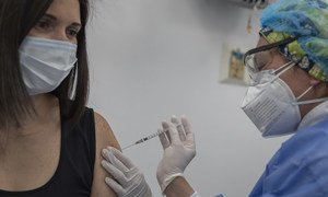 El miércoles 17 de febrero, con el inicio de la vacunación contra la COVID-19 en Colombia, se abrió un camino de esperanza para prevenir la enfermedad, salvar vidas y avanzar en la activación económica segura.