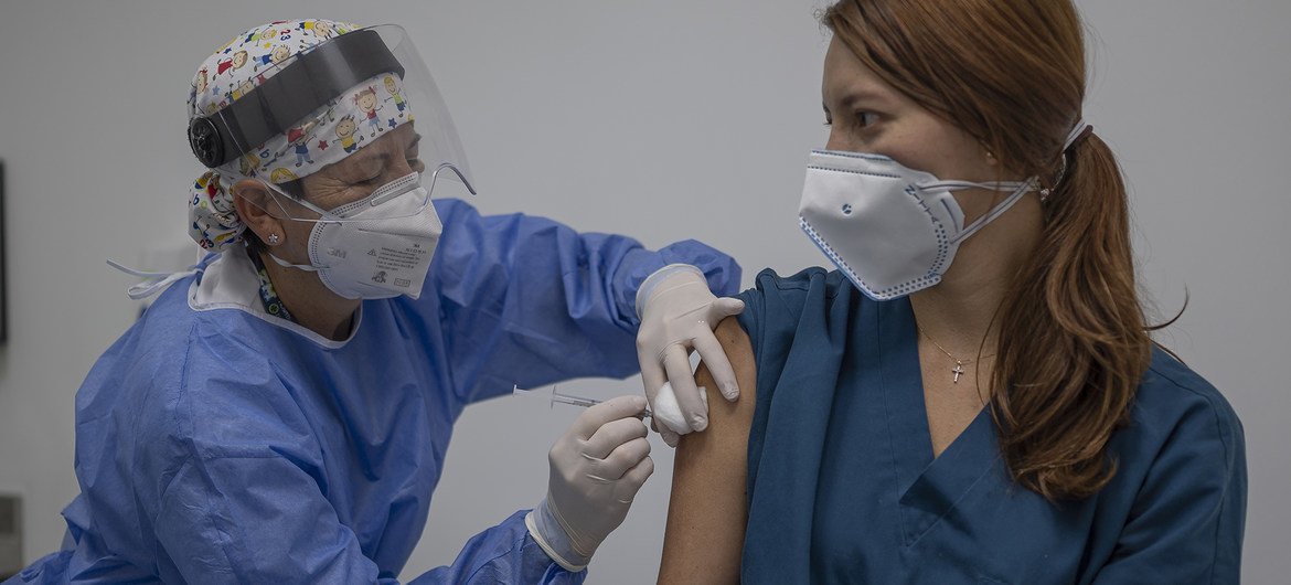 La vacunación en Colombia comenzó el 18 de febrero de 2021.