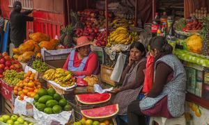 Unas mujeres charlan en un mercado del frutas y verduras, de La Paz, en Bolivia.