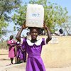 Une fillette transporte de l'eau à son école à Mora, dans le nord du Cameroun.