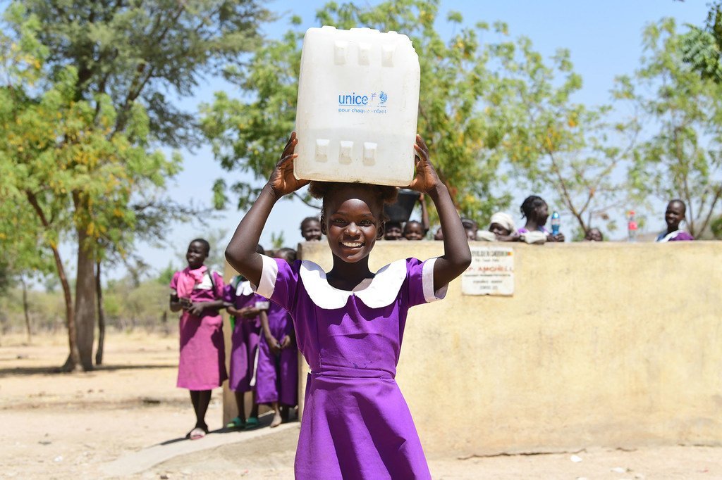 Une fillette transporte de l'eau à son école à Mora, dans le nord du Cameroun.