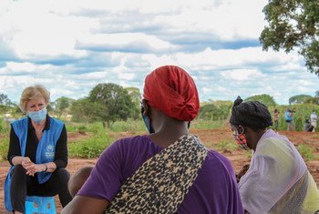 Representante do Acnur, Gillian Triggs, conversa com pessoas deslocadas em Cabo Delgado, no norte de Moçambique