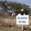 لافتة في مدرسة في جنوب السودان كتب عليها "لا ماء، لا حياة".