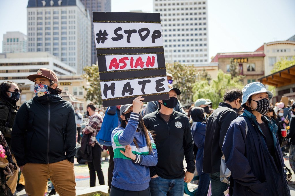 在美国旧金山，示威者走上街头抗议针对亚裔的种族仇恨犯罪的上升。