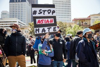 अमेरिका कै सैन फ्राँसिस्को में प्रदर्शनकारी सड़कों पर एशियाई मूल के लोगों के ख़िलाफ़ नफ़रत प्रेरित हिंसा का विरोध कर रहे हैं.