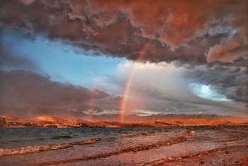 克罗地亚帕岛海岸的彩虹。