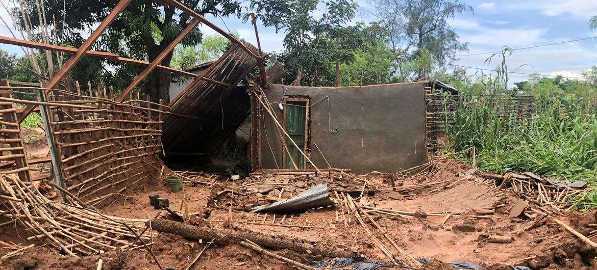 Tempestade de categoria 4 destruiu casas, inundou terras e forçou dezenas de milhares de vítimas a fugir 