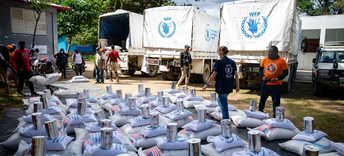 Distribution de nourriture dans l'une des communes les plus touchées par les fortes inondations dans le Nord d'Haïti.