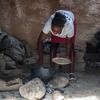 امرأة تطبخ طعاما في هايتي.
