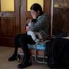 Una mujer ucraniana con su hijo espera en la estación de tren de Lviv, desde donde saldrá de su país.