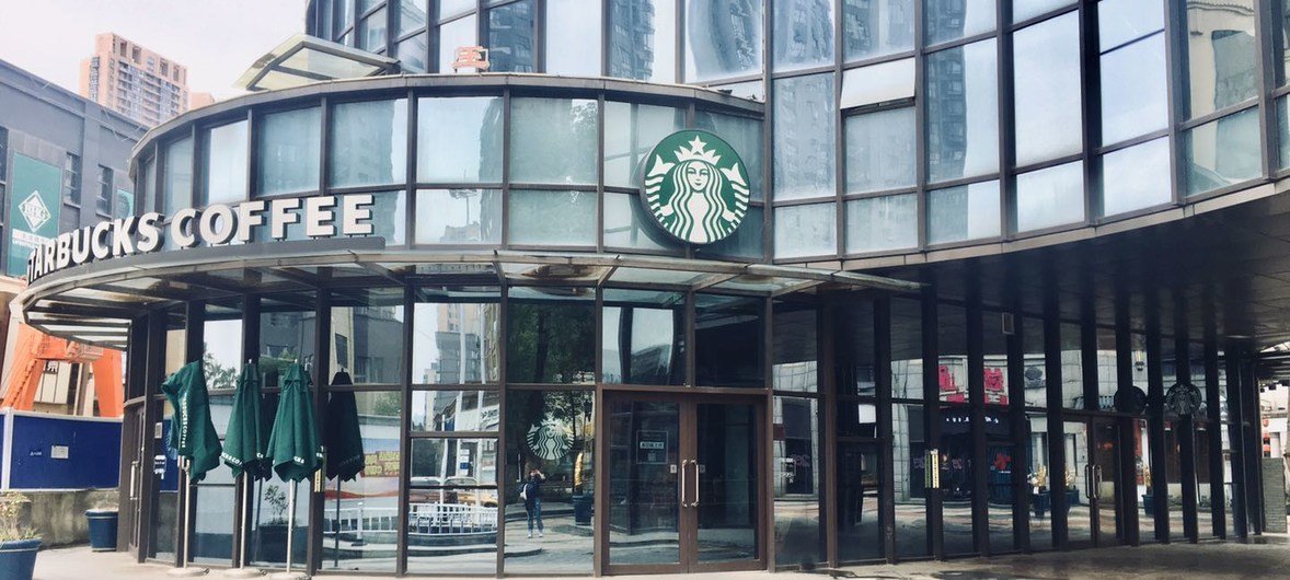 Un café Starbucks dans un quartier de Wuhan est déserté alors que les gens restent tous à la maison en raison de la mise en quarantaine