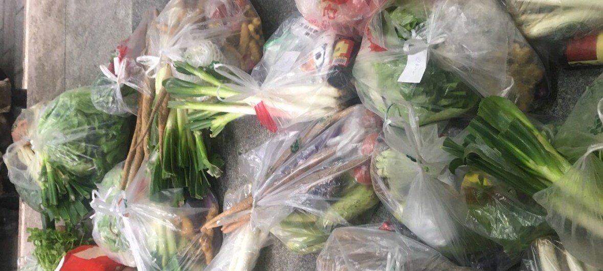 Verduras servidas a domicilio por trabajadores comunitarios a los residentes de la ciudad china de Wuhan durante la cuarentena.